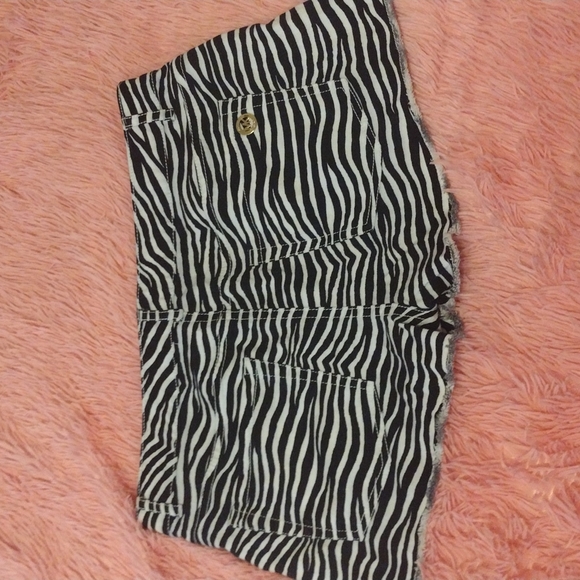 Michael Kors Shorts - Picture 2 of 4
